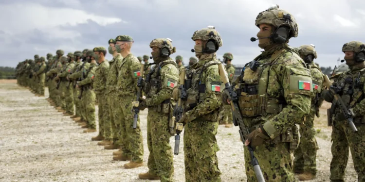 Cerca de 200 militares do Exército e Marinha partem para a Roménia