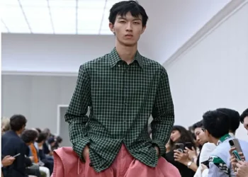 Provocativa, mas sutil: como foi a estreia de Jonathan Anderson à frente da Dior Homme?