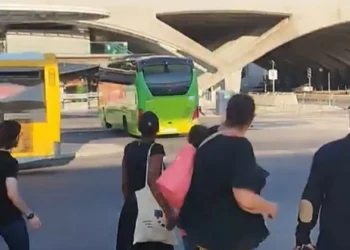 Autocarro desgovernado embate em estabelecimento na Gare do Oriente