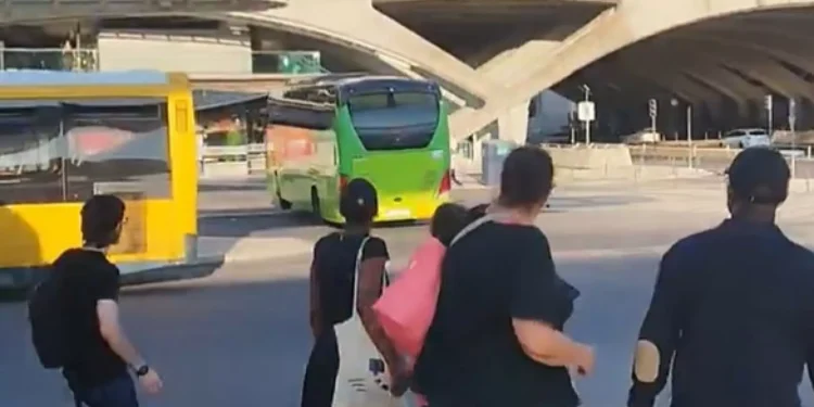 Autocarro desgovernado embate em estabelecimento na Gare do Oriente