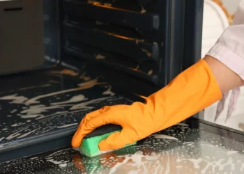 Tem o forno cheio de gordura? Este ingrediente natural pode ser a solução