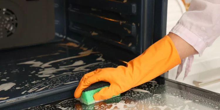 Tem o forno cheio de gordura? Este ingrediente natural pode ser a solução