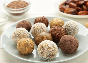 Amendoim, chocolate e matcha: Três receitas de bolinhas energéticas