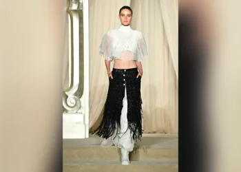 Tendência do umbigo de fora volta a aparecer nas passarelas e nas ruas