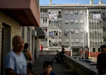 Moradores de bairros exigem “vida justa” em frente à sede do Governo