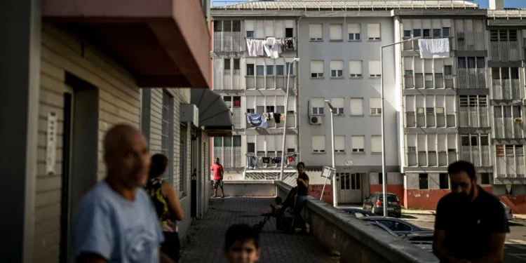 Moradores de bairros exigem “vida justa” em frente à sede do Governo