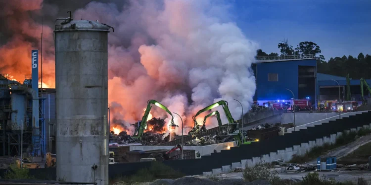 Dominado incêndio em fábrica de sucata em Vila Nova de Gaia