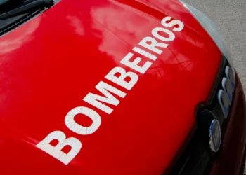 Bombeiros combatem chamas em prédio de Alcântara. Começou em loja