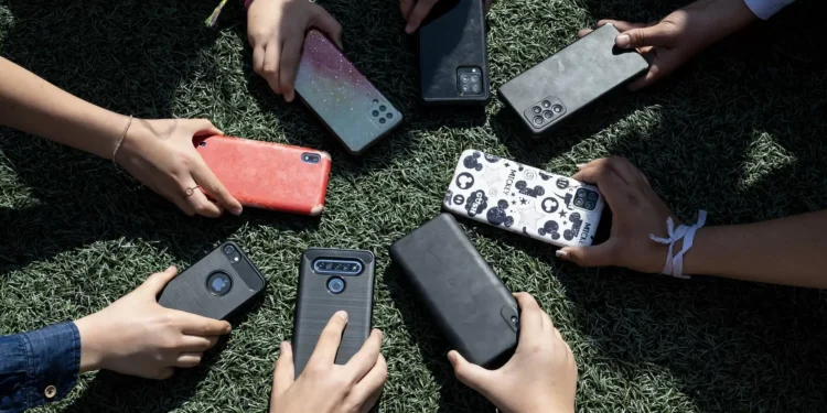 Telemóveis nas escolas. “Muitos milhares de pais não concordam com a medida”, diz Filinto Lima