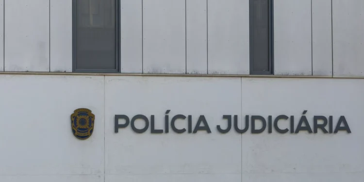 Detido após abusar de filha por 2 anos e agredir mulher durante “vários”