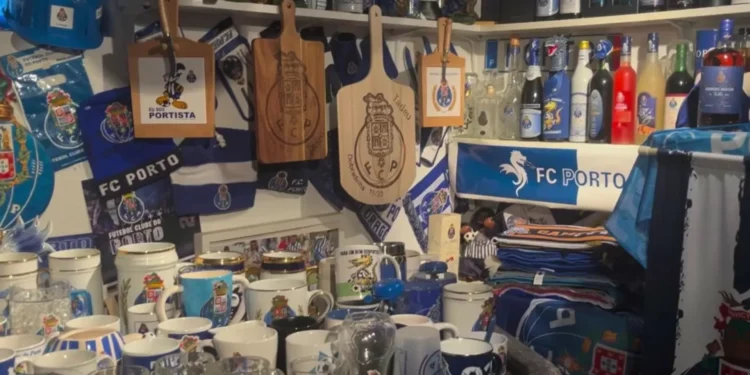 “Levo 1 mala e trago 3”. Português nos EUA cria museu do FC Porto em casa