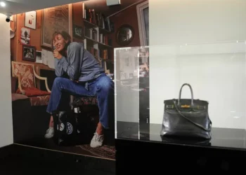 Bolsa Birkin original é arrematada por milhões de dólares em leilão francês