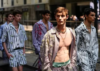 Leveza e gentileza em meio ao caos: as tendências ‘suaves’ da moda masculina em Milão e Paris