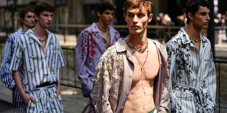 Leveza e gentileza em meio ao caos: as tendências ‘suaves’ da moda masculina em Milão e Paris