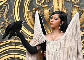 Corvo vivo, coração pulsante e relógio de Salvador Dalí: o surrealismo da Schiaparelli em Paris