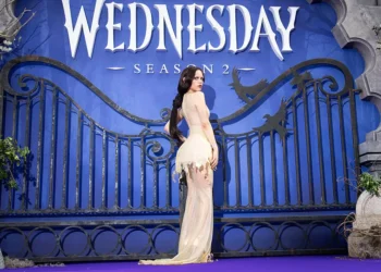 Wandinha ou noiva cadáver? Jenna Ortega arrasa em pré-estreia com alta-costura gótica