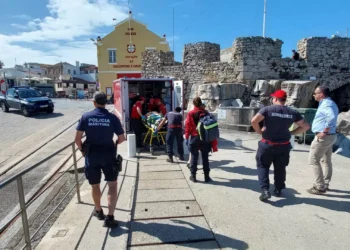 Mulher hospitalizada após fraturar as pernas em queda nas Berlengas