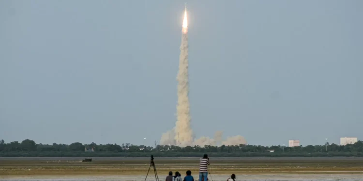 Índia envia satélite que pode antecipar catástrofes naturais