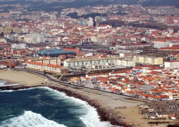 Dois jovens e dois nadadores-salvadores resgatados do mar em Espinho