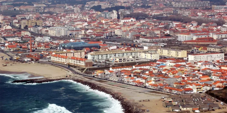 Dois jovens e dois nadadores-salvadores resgatados do mar em Espinho