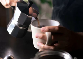 Há uma maneira de beber café que o pode ajudar a viver mais