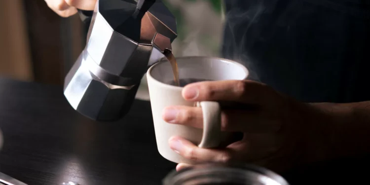 Há uma maneira de beber café que o pode ajudar a viver mais