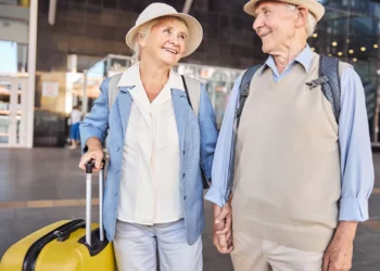 Tem mais de 65 anos? Evite estas cinco peças de roupa ao viajar