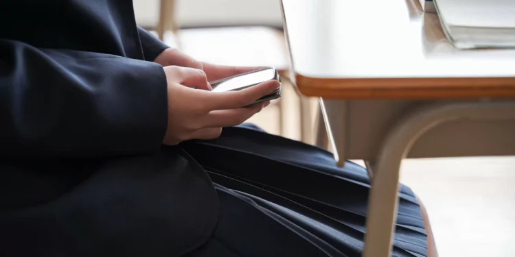 Telemóveis? Estudo reconhece dificuldade do controlo em escolas grandes