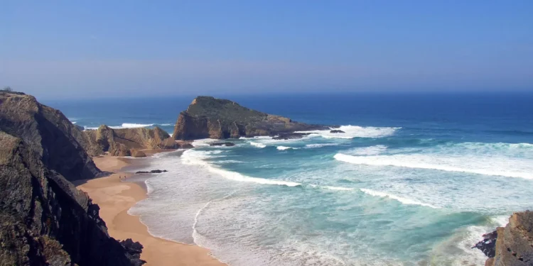 Odemira: Jovens “presos entre falésia e água”. Resgate “depende da maré”