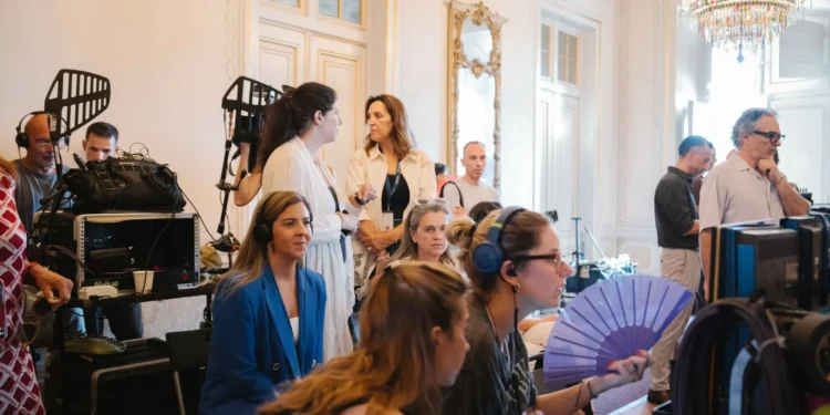 “Entusiasmo”. Ministra visita gravações da série ‘Marquesa de Alorna’