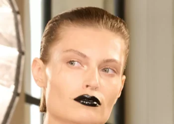 Beleza de impacto: como a alta-costura reinventou o visual do inverno 2025?