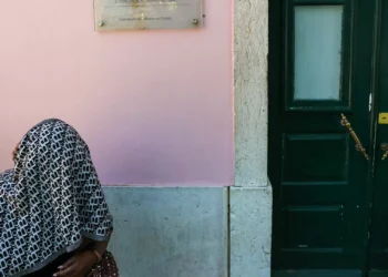 Associação diz haver 10 imigrantes em detenção temporária em Portugal