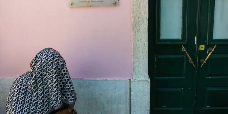 Associação diz haver 10 imigrantes em detenção temporária em Portugal