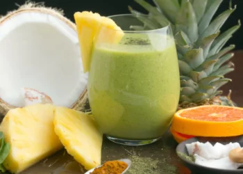 Aumente a sua energia com este smoothie refrescante de água de coco