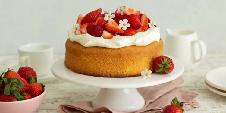 Com amigos em casa? Experimente este delicioso ‘poke cake’ de morango