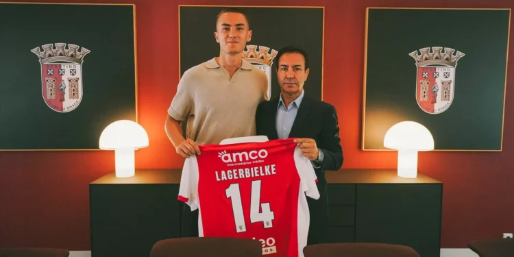 Braga contrata central internacional sueco ao Celtic