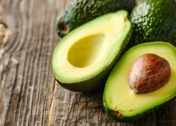 Aprenda, de uma vez por todas, a perceber se um abacate está maduro