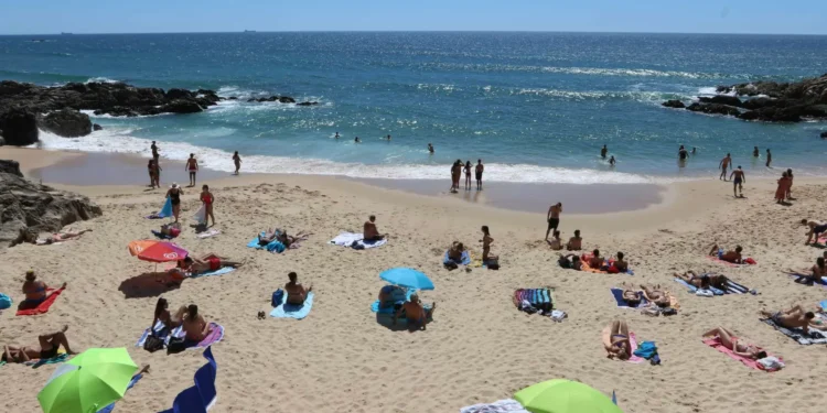 Tempo quente põe 8 distritos a ‘amarelo’ na terça e quarta-feira. Quais?