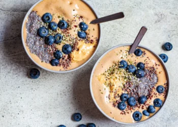Este pudim de chia com mirtilos e manteiga de amendoim é rico em proteína