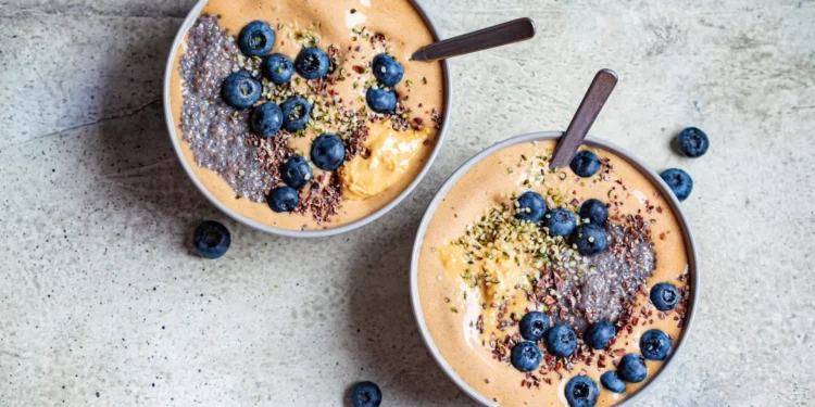 Este pudim de chia com mirtilos e manteiga de amendoim é rico em proteína