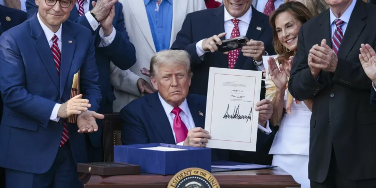 Trump celebra a “Grande e Bela Lei” com pic-nic e bombardeiro igual ao que atacou o Irão