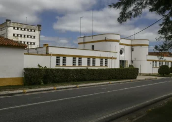 Dois reclusos fugiram da cadeia de Alcoentre. Torre de vigilância inativa