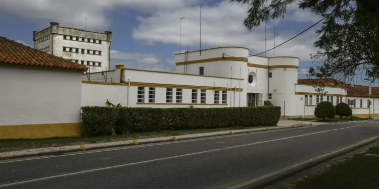 Dois reclusos fugiram da cadeia de Alcoentre. Torre de vigilância inativa