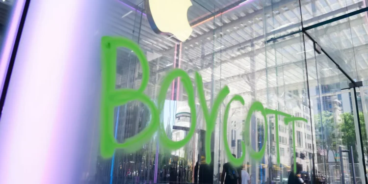 Ativistas climáticos pintam grafitis em loja da Apple de Nova Iorque