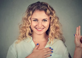 Pessoas honestas são mais atraentes? Especialistas respondem