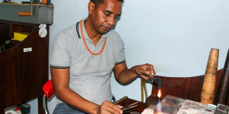 Joaquim Surumali preserva património cultural timorense através das joias