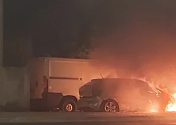 Fogo em carrinha e carro combatido por bombeiros em Marvila. As imagens