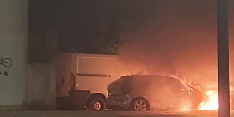 Fogo em carrinha e carro combatido por bombeiros em Marvila. As imagens