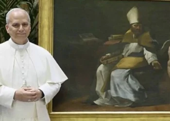 ​Papa recebe quadro de Santo Agostinho com um anjo