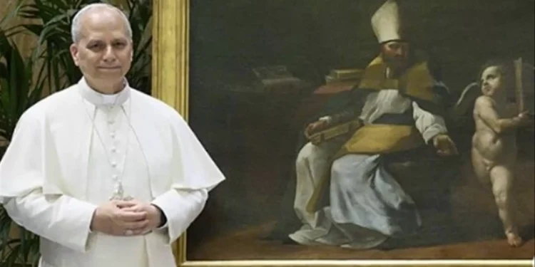 ​Papa recebe quadro de Santo Agostinho com um anjo